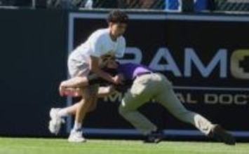 【ハプニング】観客席からファン乱入　球場スタッフが強烈タックルで捕まえ連行　ロッキーズvsドジャースの一幕