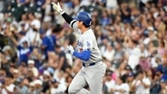大谷翔平の30号にブルペン陣もハイタッチなど大興奮　大谷はブルペンに飛び込んだ打球指さし仲間に手を振る