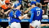 「大谷翔平もスミスの復帰に笑顔　試合前に負傷していた首元さわり心配げ　バッテリー復活へ後は大谷の状態次第」の画像1