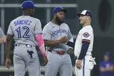 「【MLB】ブルージェイズ、前日スタメンのバーショが翌日には対戦相手の4番に　試合前、ゲレーロJr.と再会し熱い抱擁　球団は「オールウェイズファミリー」と“絆”も」の画像1