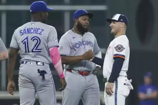 【MLB】ブルージェイズ、前日スタメンのバーショが翌日には対戦相手の4番に　試合前、ゲレーロJr.と再会し熱い抱擁　球団は「オールウェイズファミリー」と“絆”も