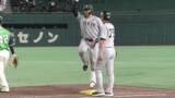 「【きょうの1シーン】スーパーマリオとのコラボ試合　岸田行倫が「はてなブロック」塁上で1UP？」の画像1