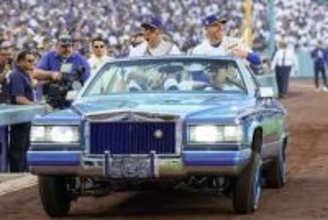 ドジャースの盛大な開幕セレモニー　フリーマン＆ロハスは2連覇トロフィーを抱えオープンカーで登場　特別ユニも着用