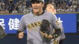 「【阪神】ショート・元山飛優が満塁のピンチ救う好守備　ハーフライナーをショートバウンドで捕球しダブルプレー完成させる」の画像1