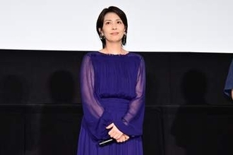 松たか子「これは松山さんに渡さなきゃ」　松山ケンイチへの“貴重”なカンヌ土産、舞台挨拶で公開
