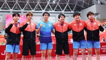 【卓球男子】日本が中国との死闘制し60年ぶり金メダル獲得！　張本智和が流れ変え、世界1位・王楚欽を撃破の“2勝”　最後は松島輝空が意地の勝利