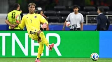 レフェリーの謝罪に鈴木彩艶が「気にしないで！」と笑顔で対応　オランダ戦直後にレフェリー目線カメラがとらえたレア映像