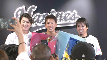 【ロッテ】角中勝也の引退会見に益田直也と山口航輝が花束「帰っとけよもう」とサプライズ登場に笑顔