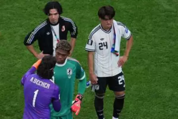 【W杯】ブラジルGKアリソン　傷心の日本代表メンバーの中に南野拓実を見つけ一際長いハグ　直前には鈴木彩艶の胸に手を当てて深い敬意も