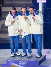 閉会式で最強ノルウェー勢の威信　クロスカントリーの表彰式実施で独占　他競技の選手らも見守るなか、今大会金メダル6個のクレボが堂々中央に立つ