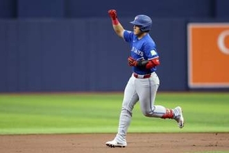 岡本和真が豪快一振りレフト中段26号　球団新人記録さらに更新　群を抜くチーム内トップの本塁打＆打点数