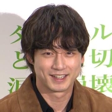 坂口健太郎、結婚発表後初のイベントで観客から祝福　手を振り笑顔で応える