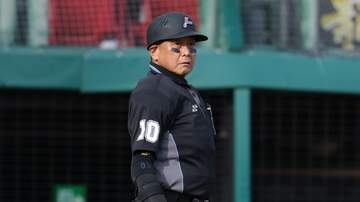 【NPB】名幸一明審判員が通算2000試合出場を達成　阪神・伏見寅威から花束　初出場は2002年の神宮球場