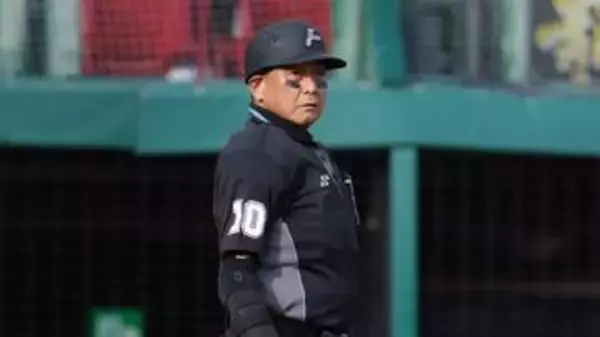 【NPB】名幸一明審判員が通算2000試合出場を達成　阪神・伏見寅威から花束　初出場は2002年の神宮球場