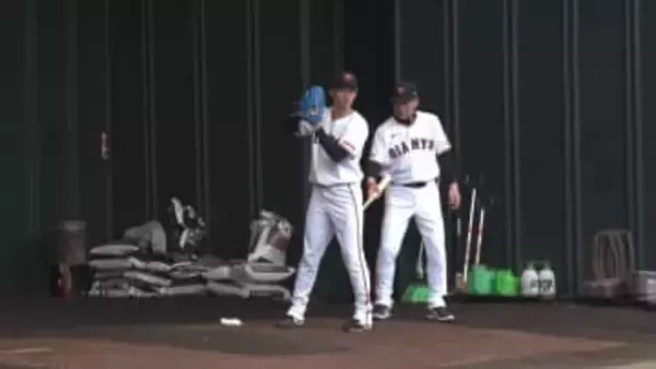 【巨人】板東湧梧がこの日も久保コーチとブルペンへ　重心の確認などを行いながらボールを投げ込む