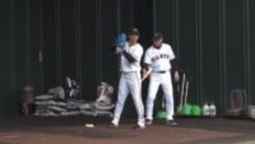 【巨人】板東湧梧がこの日も久保コーチとブルペンへ　重心の確認などを行いながらボールを投げ込む