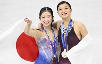 坂本花織＆中井亜美がダブル表彰台でごほうびのジェラート　3段重ねにチョコレート添えに満足げな笑顔