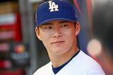 「【ドジャース】山本由伸が白髪カツラにサムアップ　フリーマンらチームメート全員爆笑　“球宴”撮影時のムードメーカーに」の画像1
