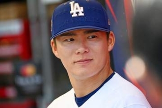 【ドジャース】山本由伸が白髪カツラにサムアップ　フリーマンらチームメート全員爆笑　“球宴”撮影時のムードメーカーに