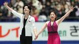「【フィギュア】紀平梨花が肉巻きおにぎりにチョコバナナに屋台を満喫　パートナーの西山真瑚と明治神宮で厄払い」の画像1