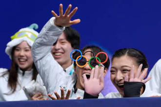 「いってらっしゃい！」取材に大忙しの男子を坂本花織と中井亜美がお見送り　鍵山優真と佐藤駿は敬礼