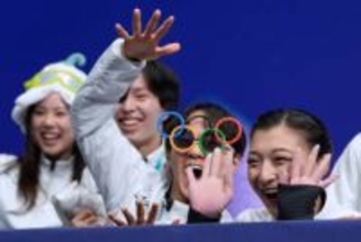 「いってらっしゃい！」取材に大忙しの男子を坂本花織と中井亜美がお見送り　鍵山優真と佐藤駿は敬礼