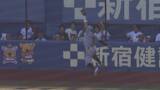 「【阪神】佐藤輝明が守備で魅せる　フェンス際の痛烈な打球をジャンピングキャッチ」の画像1