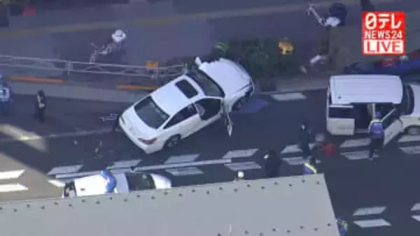 足立区の国道で乗用車と歩行者の事故　10人以上ケガ…うち2人重傷　東京