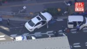 足立区の国道で乗用車と歩行者の事故　10人以上ケガ…うち2人重傷　東京