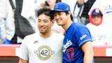 「大谷翔平　先輩の菊池雄星をベンチ前で待ちペコリお辞儀　古巣エンゼルススタッフにもハグや談笑で笑顔あふれる　試合では3安打躍動」の画像1