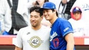 大谷翔平　先輩の菊池雄星をベンチ前で待ちペコリお辞儀　古巣エンゼルススタッフにもハグや談笑で笑顔あふれる　試合では3安打躍動