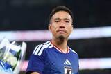 「【W杯】代表戦士がピッチ外でみせた優しい笑顔　近づいてきた子どもに満面の笑みでファンサービス　スマホ片手に路上歩く長友はスペイン語で現地メディアに対応も」の画像1
