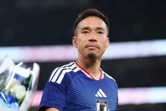 【W杯】代表戦士がピッチ外でみせた優しい笑顔　近づいてきた子どもに満面の笑みでファンサービス　スマホ片手に路上歩く長友はスペイン語で現地メディアに対応も