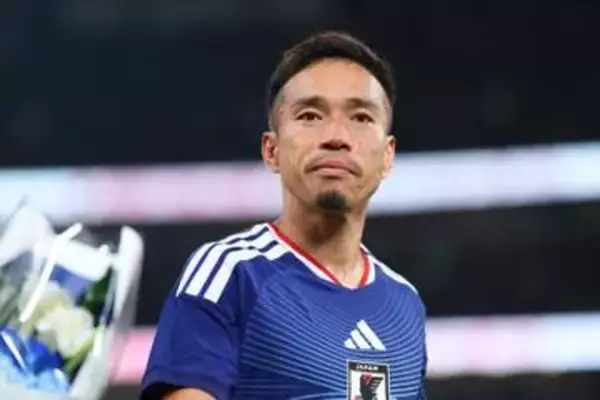 【W杯】代表戦士がピッチ外でみせた優しい笑顔　近づいてきた子どもに満面の笑みでファンサービス　スマホ片手に路上歩く長友はスペイン語で現地メディアに対応も