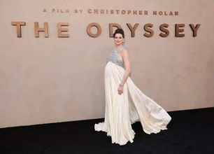 妊娠中のアン・ハサウェイ、白のドレス姿で登場　『オデュッセイア』NYプレミアに豪華キャスト集結