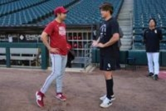 村上宗隆が菊池雄星とメジャーの地で再会　笑顔で握手を交わす　あす日本時間30日は菊池雄星が先発予定で直接対決か