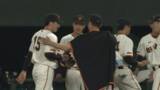 「【巨人】大勢が痛恨の同点弾を浴びる　移籍後の初勝利逃した則本はベンチ前で大勢を迎える」の画像1