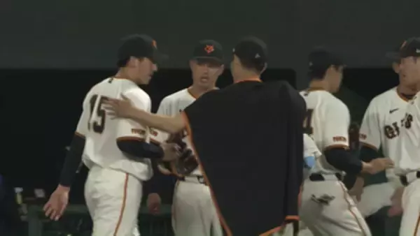 【巨人】大勢が痛恨の同点弾を浴びる　移籍後の初勝利逃した則本はベンチ前で大勢を迎える