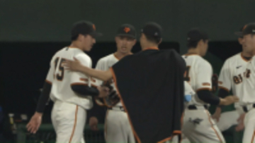 【巨人】大勢が痛恨の同点弾を浴びる　移籍後の初勝利逃した則本はベンチ前で大勢を迎える