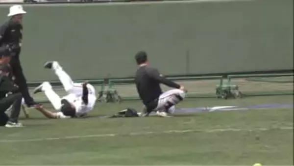 【巨人】キャッチャー陣がシートを広げスライディング練習　タッチをかいくぐるも勢い余って一回転