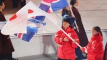 旗手を務めた坂本花織と森重航が旗振りに苦戦　息合わずひっくり返るも大きな笑顔　ミラノ・コルティナオリンピック閉幕