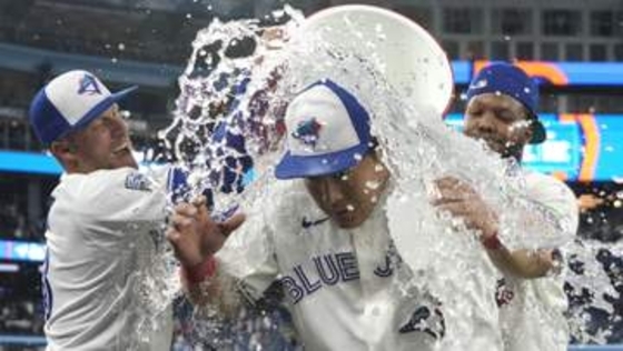 岡本和真メジャー初本塁打に「初めて1本出てよかったな」手荒い祝福には「嬉しいですね。日本にはない祝い方」