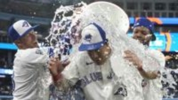 岡本和真メジャー初本塁打に「初めて1本出てよかったな」手荒い祝福には「嬉しいですね。日本にはない祝い方」