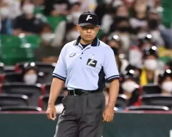 【プロ野球】球審にアクシデント　打球が左手に直撃し途中交代　約10分中断...二塁塁審が球審に