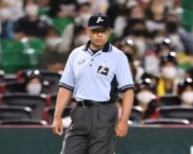 【プロ野球】球審にアクシデント　打球が左手に直撃し途中交代　約10分中断...二塁塁審が球審に
