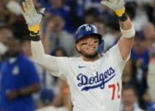 ドジャースがロハスと再契約　縁の下の力持ちでベッツから「僕の成功は彼のおかげだ」佐々木朗希に“バイラロロウキ”を授ける　すでに来季限りでの引退を表明