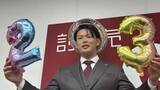 「「目指すは1軍定着」巨人・荒巻悠　200万円アップでサイン「自信にもつながった1年」」の画像1