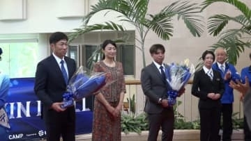 【DeNA】ファンが待ち構えるなかチームが宿泊施設入り　木村球団社長「継承路線とはいえ、相川監督がやりたい野球を」　メジャー現場経験持つ佐野誓耶コーチ起用の思いや役割も明かす