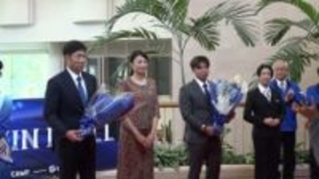 【DeNA】ファンが待ち構えるなかチームが宿泊施設入り　木村球団社長「継承路線とはいえ、相川監督がやりたい野球を」　メジャー現場経験持つ佐野誓耶コーチ起用の思いや役割も明かす