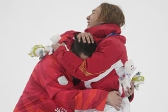 表彰台でのわちゃわちゃにほっこり　銅メダルの中国選手が金メダルの木村葵来のいがぐり頭をなでなでし両者特大の笑顔　健闘たたえ合う一幕【男子ビッグエア】